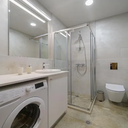 Magdalena - Two Bathrooms, Perfect Center